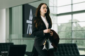 Emma Stone Is Indignant You Would Assume She Dared to Play Miss Piggy within the New ‘Muppets’ Film